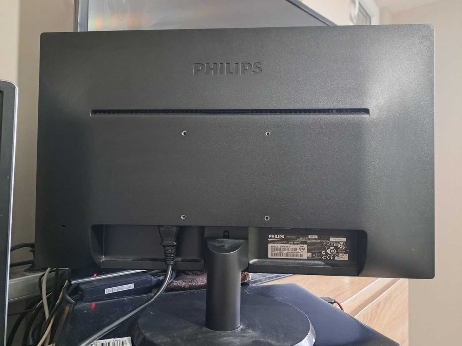 Два еднакви модели монитори - Philips 223V5L - 21.5 инча - невероятни!