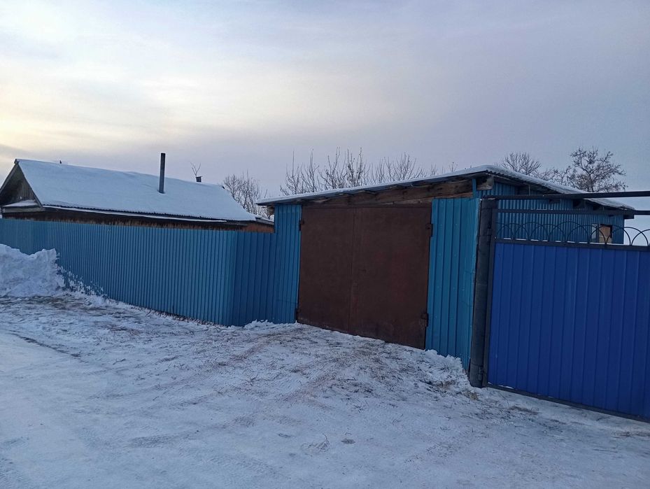 Дом, из 4 комнат, вода, санузел, гараж, баня, летняя кухня.