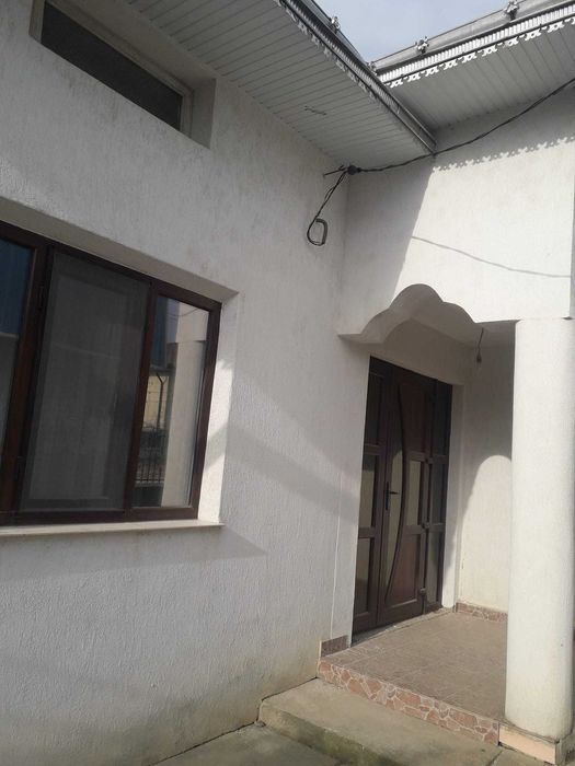 Vând casă complet renovată + anexe și teren 1300 mp, orașul Darabani
