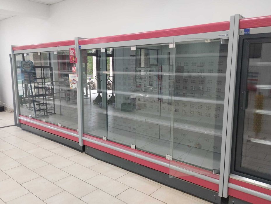 Vitrină Frigorifică Verticală 4 Uși – Agregat Exterior – Stare Impecabilă