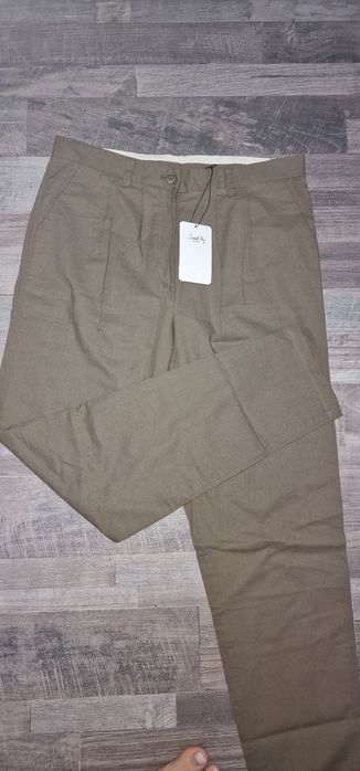 Vând pantaloni .