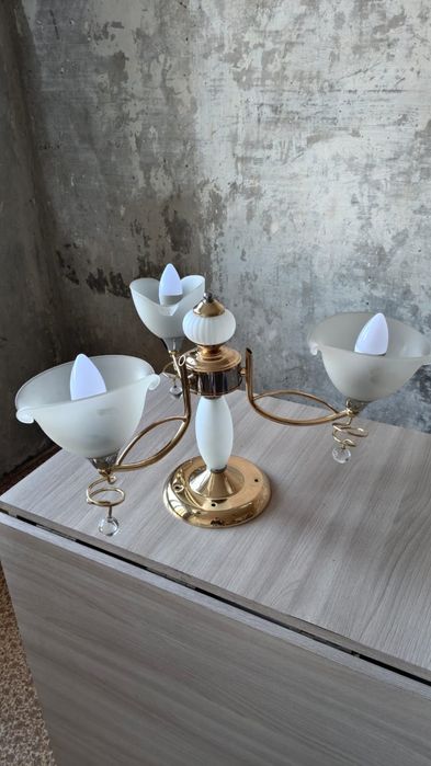 Люстра вместе с лампочками