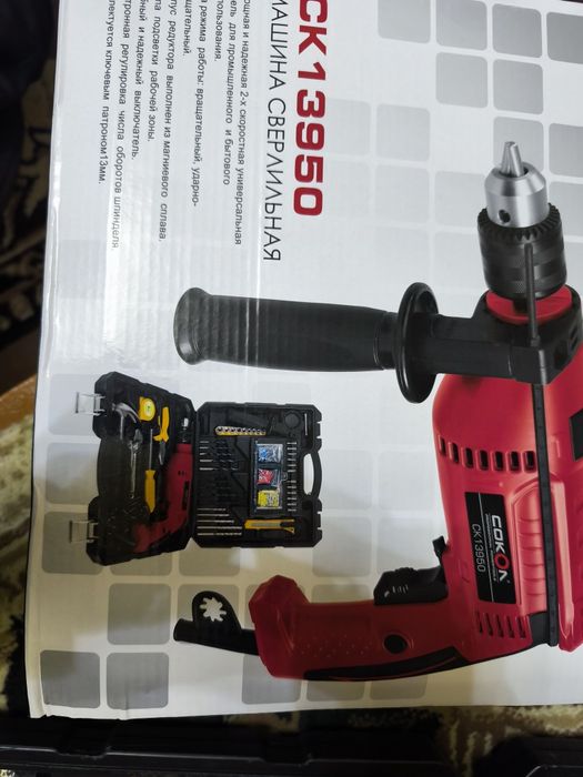 ударная дрель с расширенным набором инструментов.