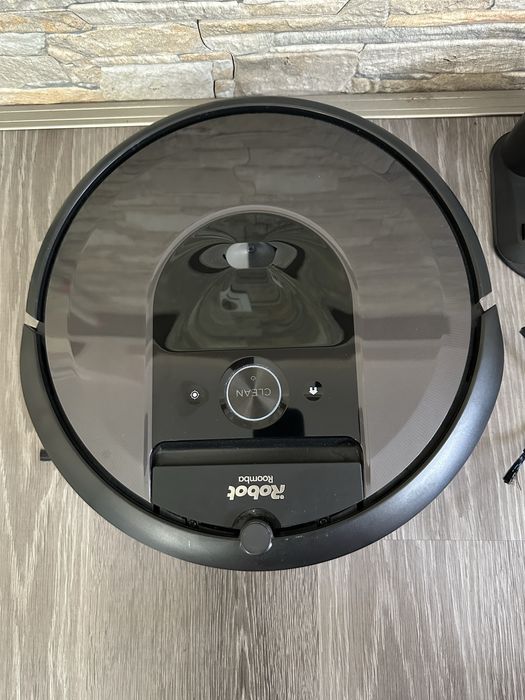 Робот прахосмукачка  Irobot roomba i7 подарък 2 четки ,като Нов