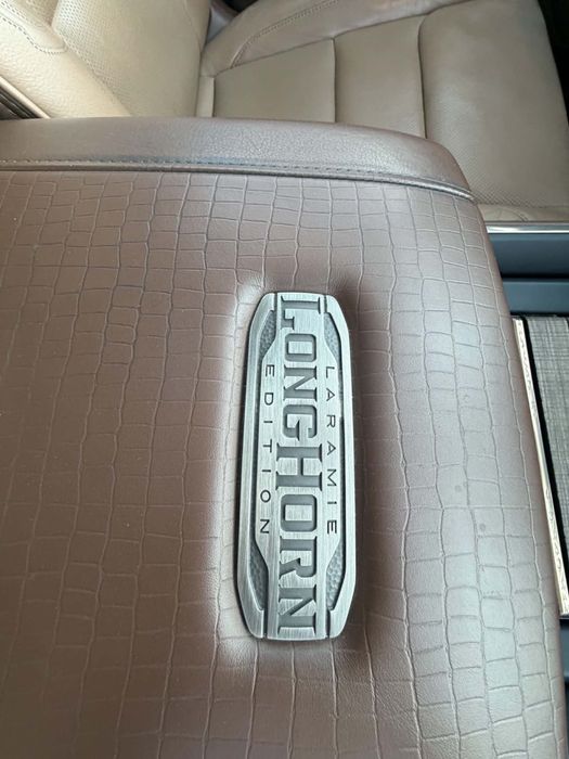 Dodge ram 1500 2020 laramie edition 5.7HEMI