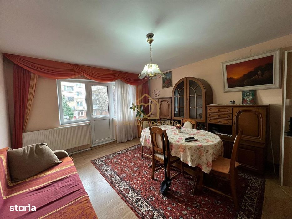 Apartament cu  4 camere si garaj zona centrala