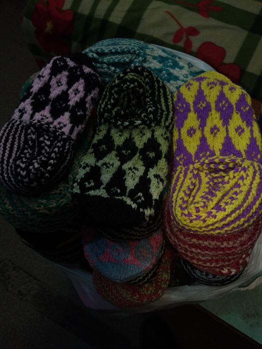 Продам из акрила шерстяные тапочки разных размеров.