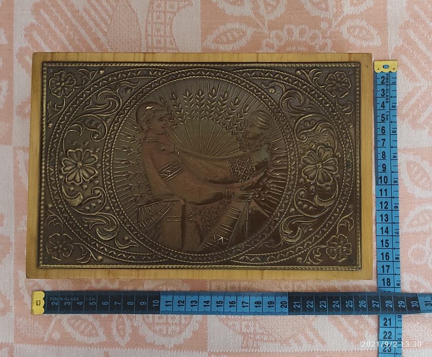 Шкатулка для украшений с чеканкой.