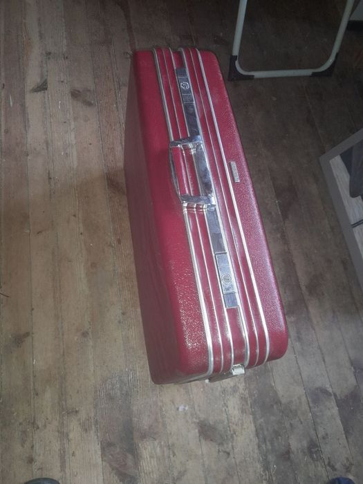 Швейцарски твърд куфар