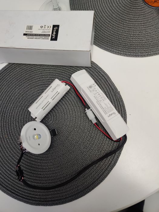 Spoturi incastrate panica