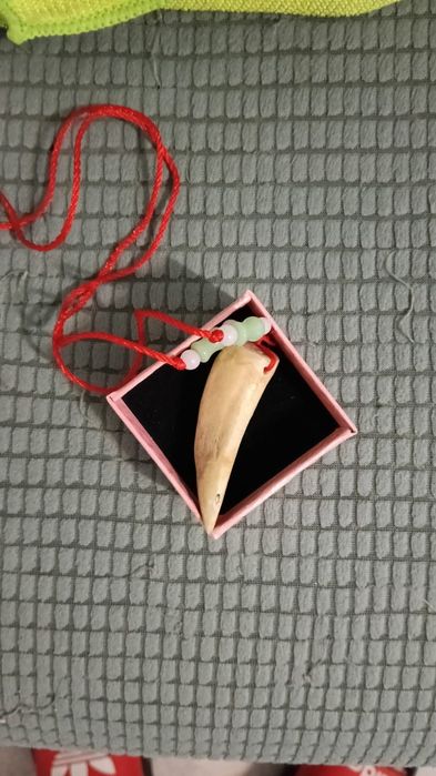 Продам кулон волчий клык