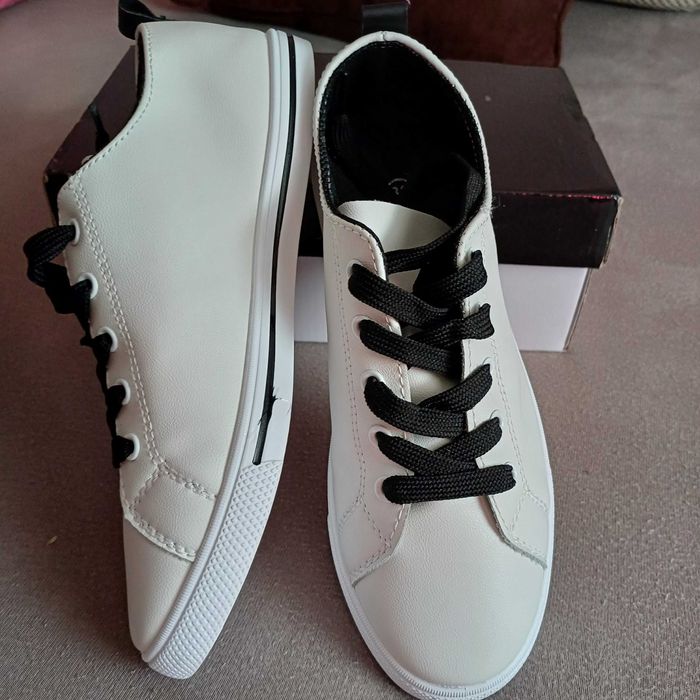 НОВИ маратонки 38н