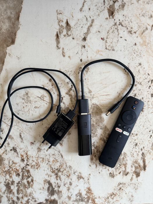 Медиаплеер  Xiaomi Mi TV Stick вместе с пультом