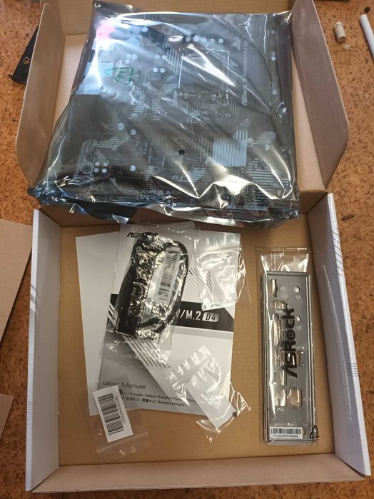 Продавам дънна платка ASROCK B760M-HDV M2 D4