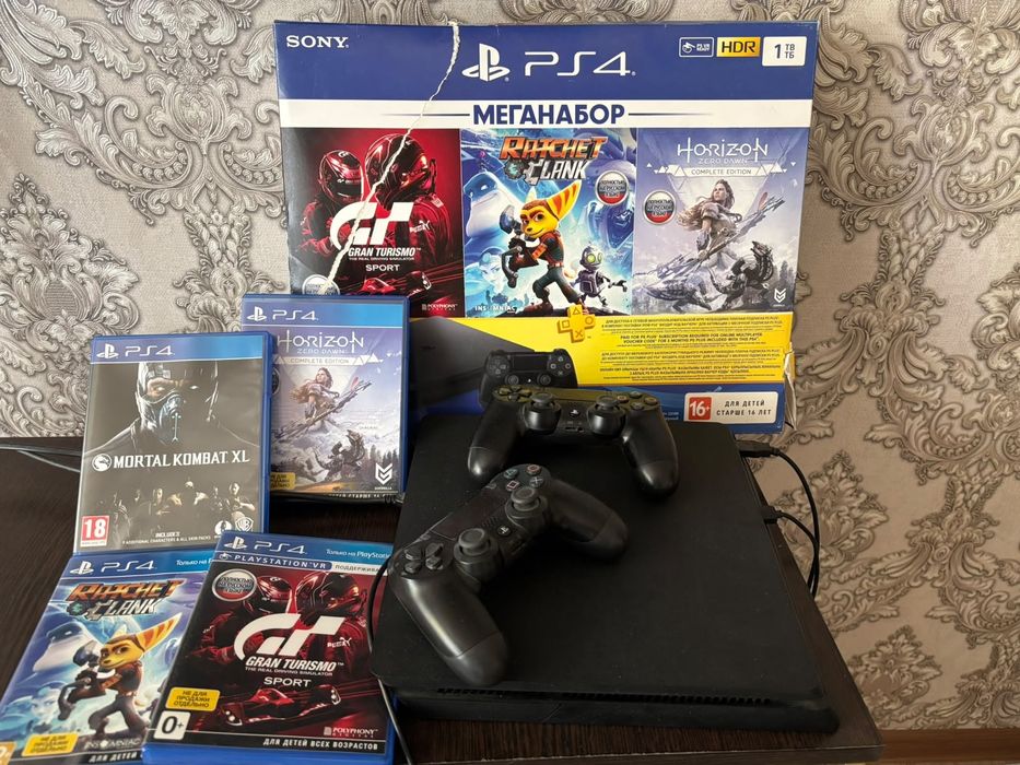 PlayStation 4 Slim МЕГАНАБОР на 1 ТБ в комплекте 4 игр, идеальное сост