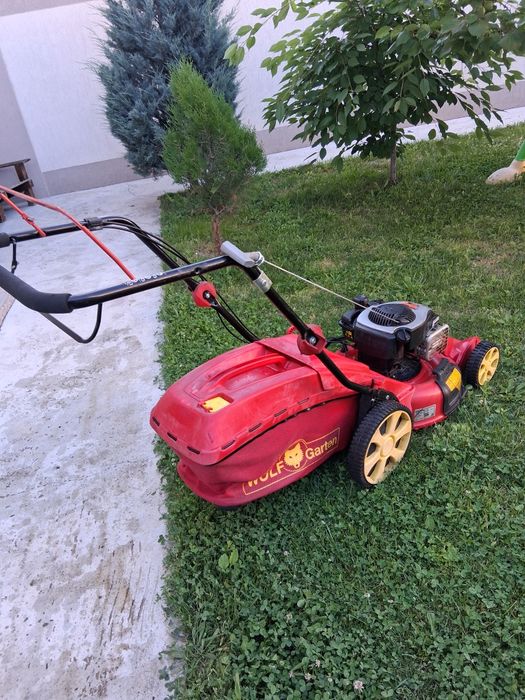 Vând mașină de tuns gazon pe benzină Wolf Garden.