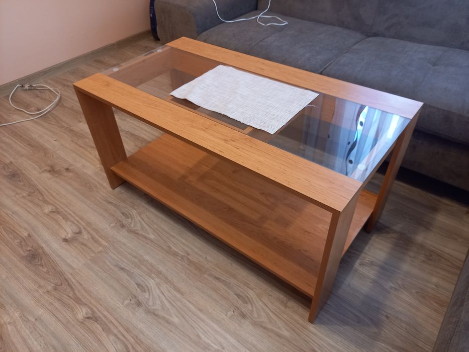 Холна маса със стъкло