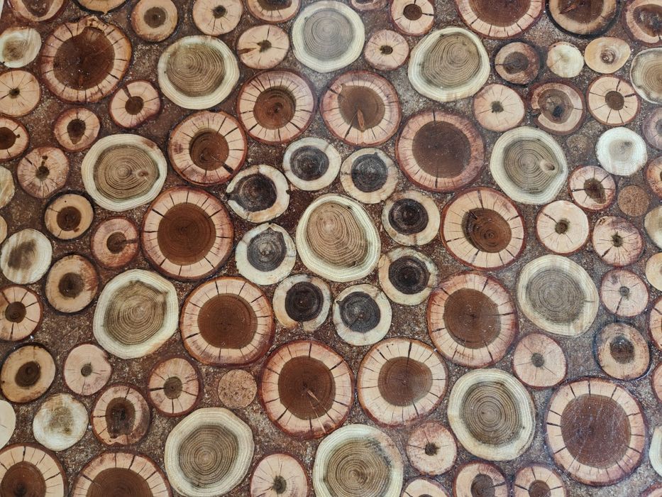 Măsuță de cafea unicat cu rășină epoxidică și lemn salvat – artizanat