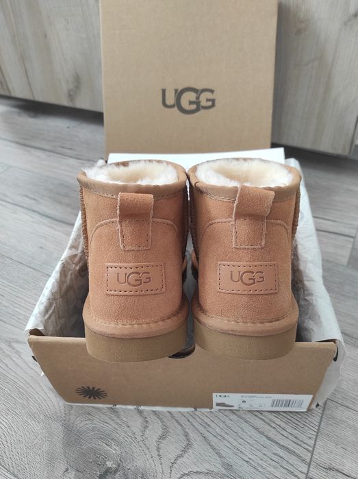 Vând Ugg marimea 37