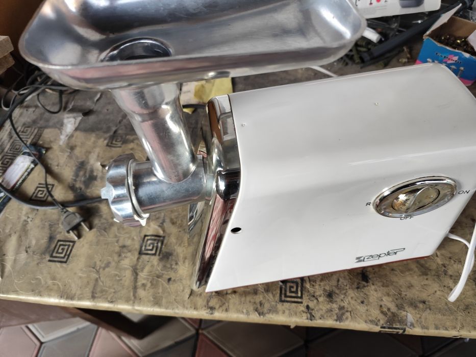 Продам электро мясорубку Zepter