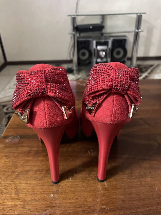 U butalarda qizlarning oldida jilmayib yuradi.