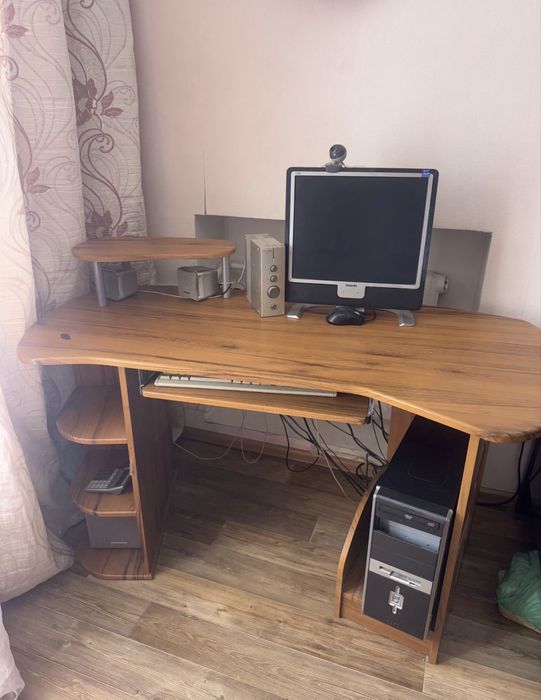 Продам стол компьютерный