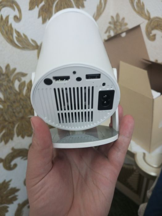 Projektor sotiladi uy ofis ish uchun