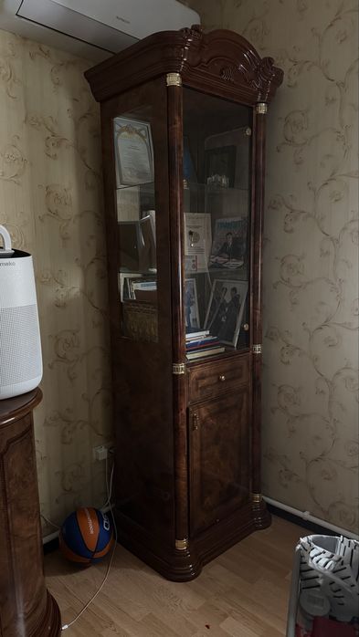 Продается класический комлект из шкафов в гостинную/зал