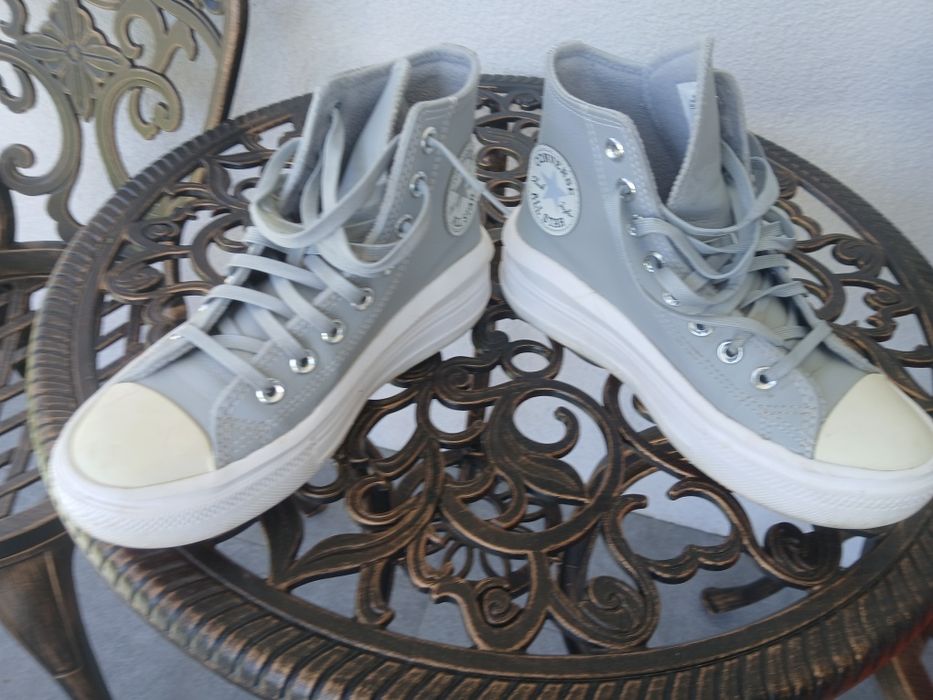 Vând adidași marca Converse