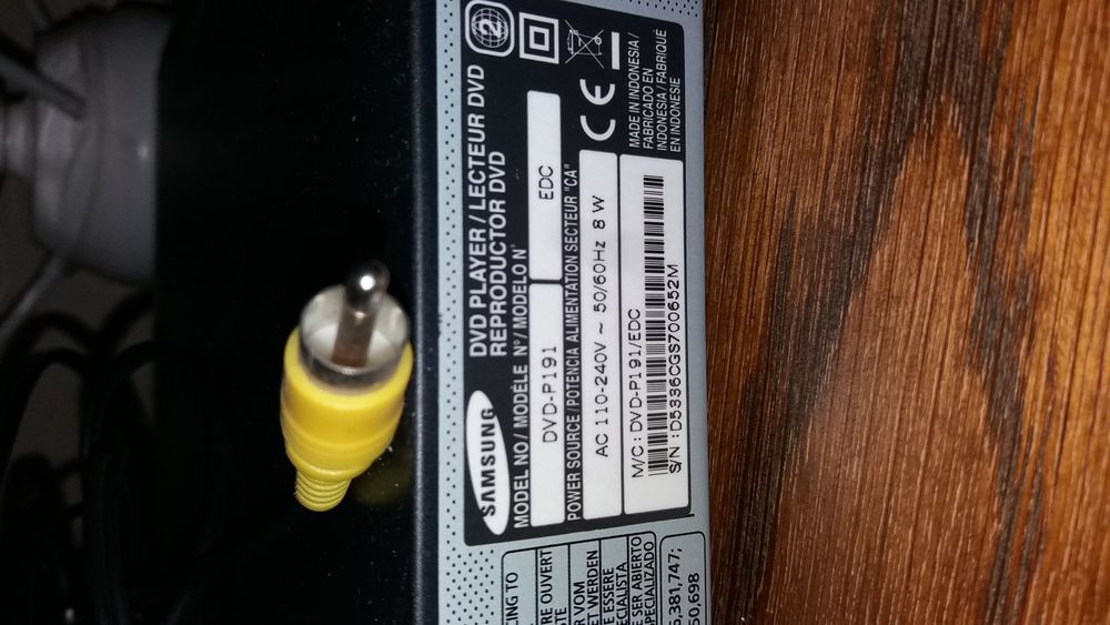 Почти нов DVD Player Samsung с кабели и дискове
