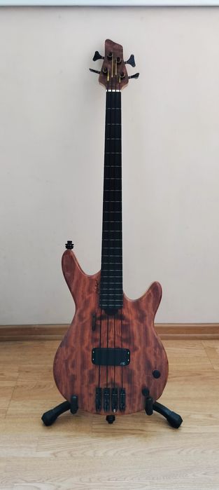 Безладовая бас гитара