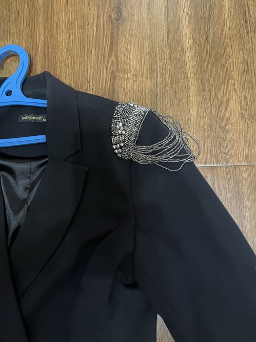 Женский костюмы продаю