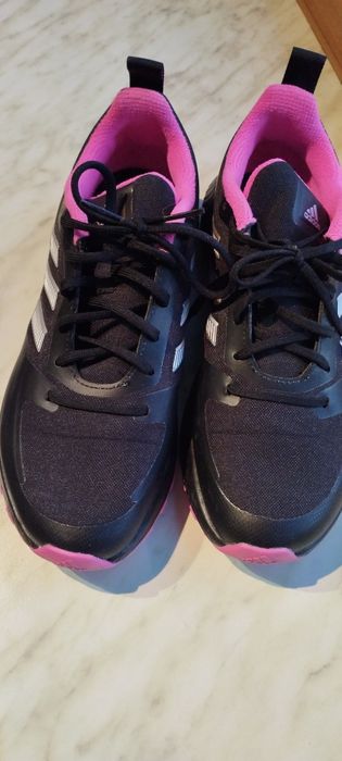 Маратонки adidas.