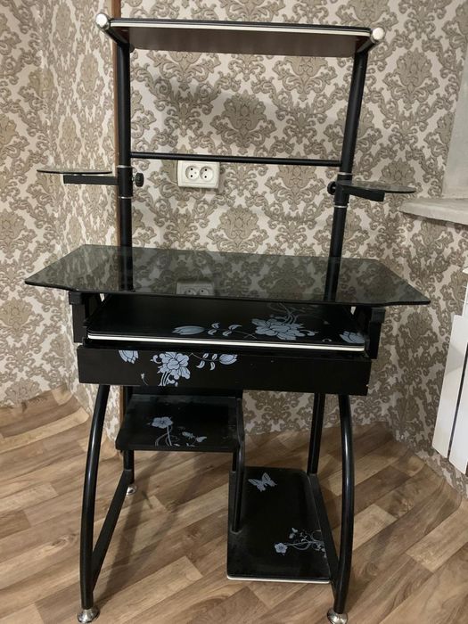 Продам компьютерный стол связи переездом