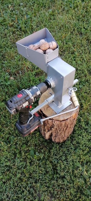 Masina de spart nuci manuala , la bormasina /electrica