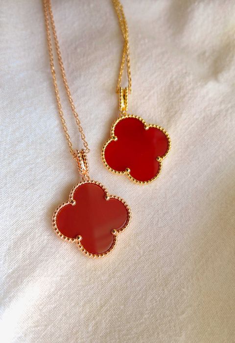 Дълго дамско колие с голяма детелина от червен карнелин, Van Cleef VCA