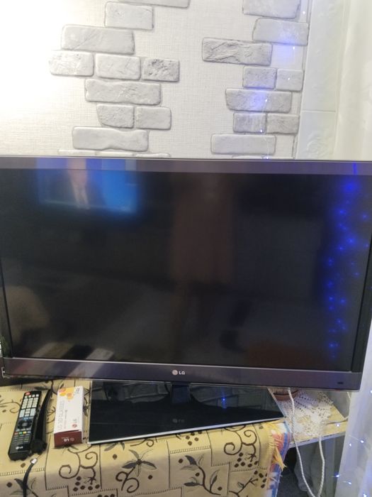 продам телевизор LG,107 диагональ.