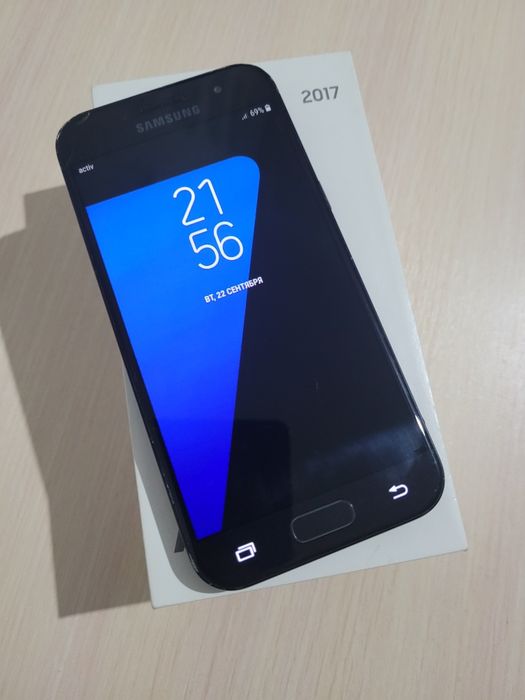 Продаю Samsung A3 (2017)