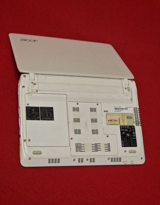 Laptop Acer perfect funcțional doar la priza