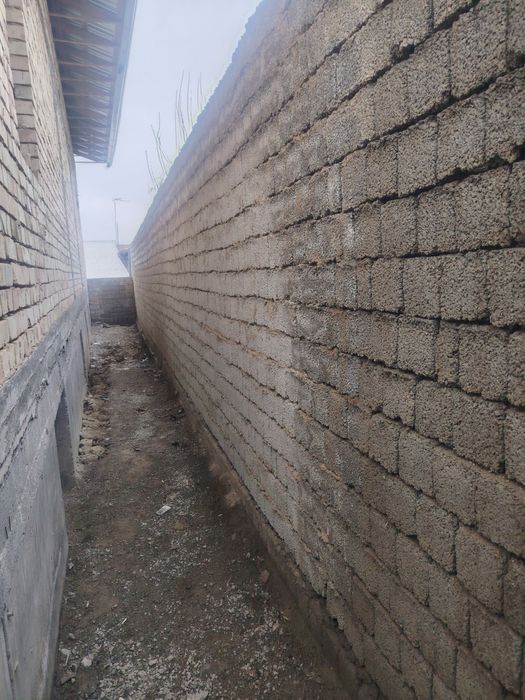 Uy sotiladi tomi yopib qoyilgan