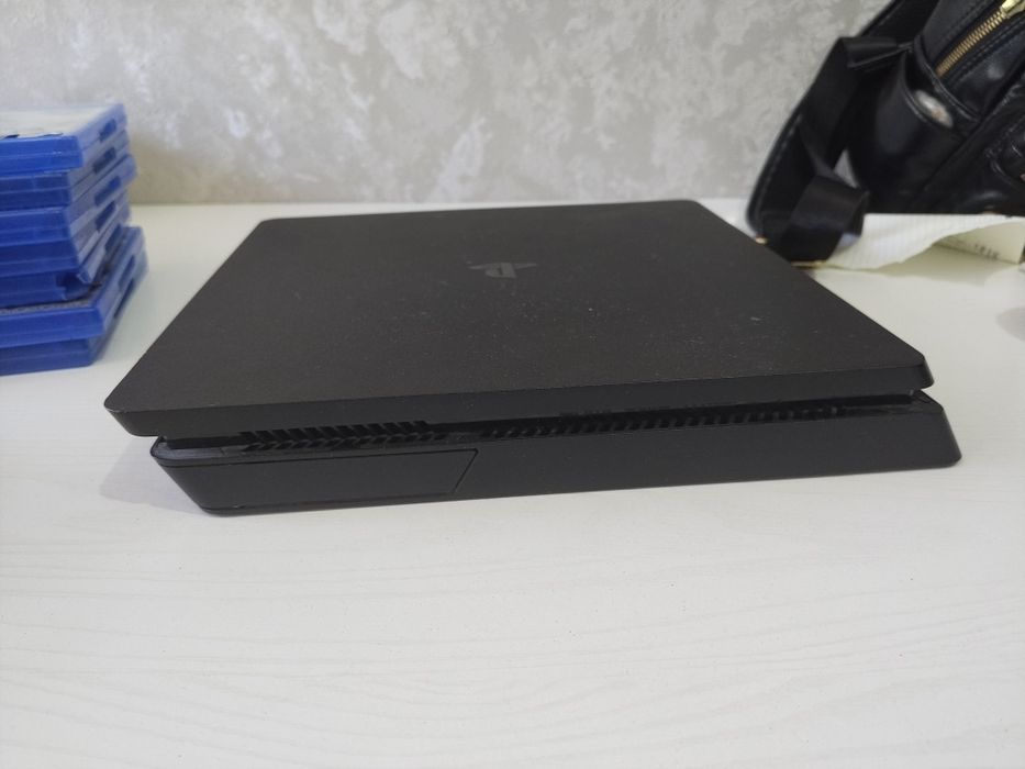 Playstation 4 slim