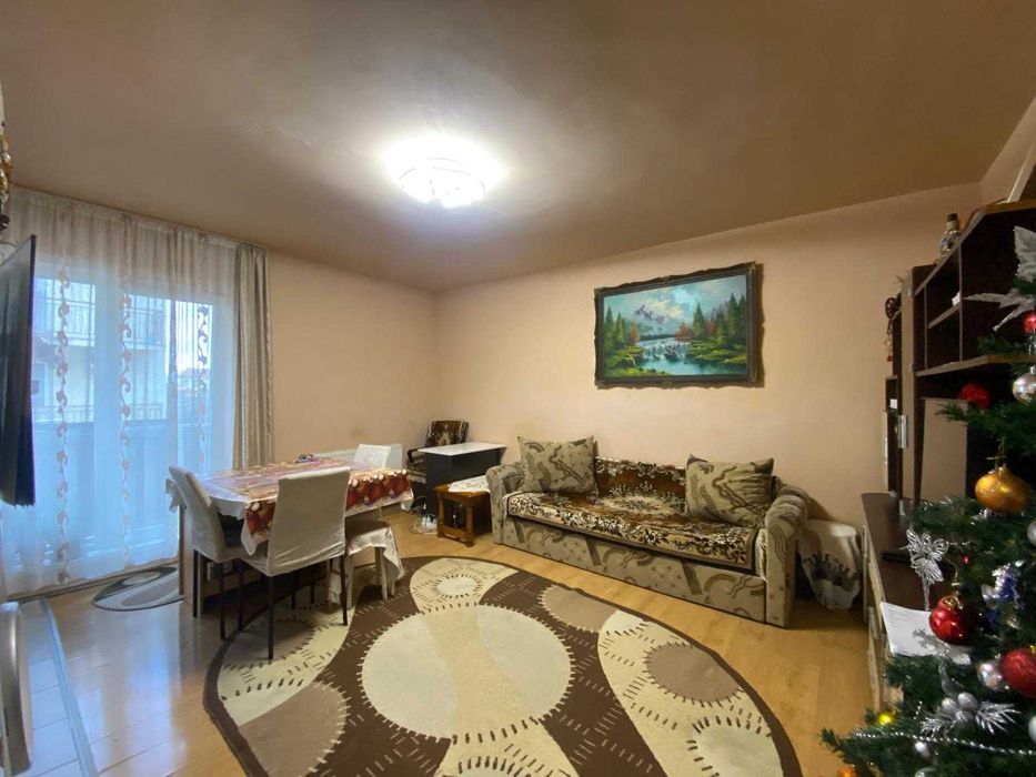 Vând apartament cu 3 camere în zona Gușterița