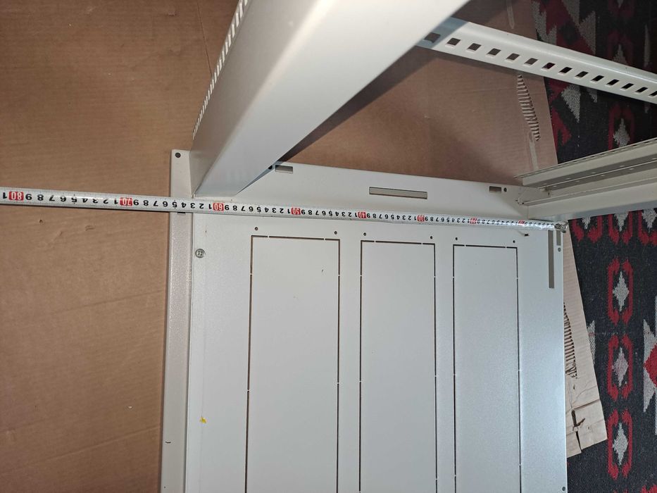 Продавам комуникационен шкаф 19" за 32U