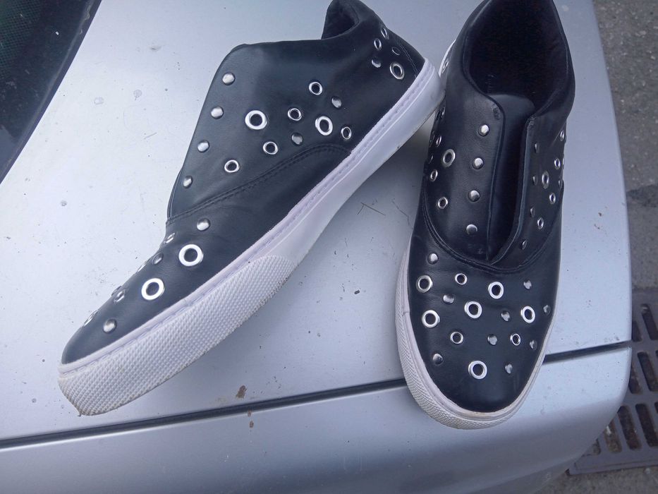 Обувки кожени с капси