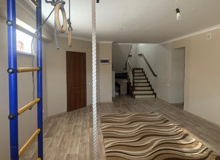 Продам  трехуровневый коттедж