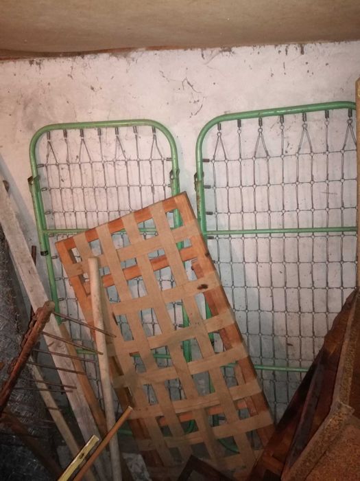 Продавам железни легла със сгъваеми крачка, за деца, дължина 150 см