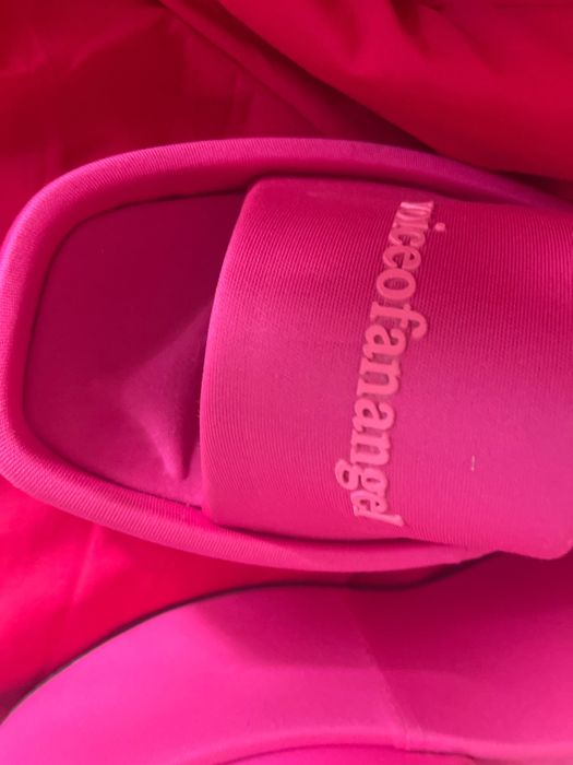 Уникални розови чехли за лятото