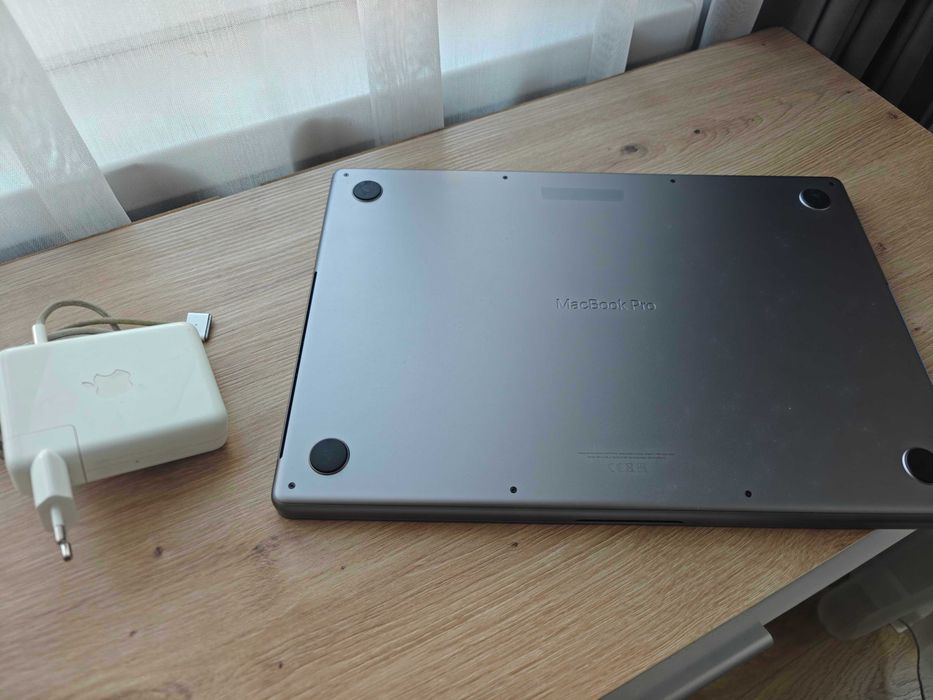 MacBook Pro 16' 16GB RAM 512GB M1 Pro
