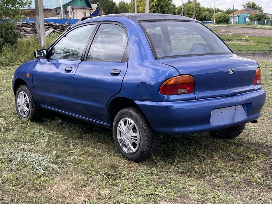 Машина Mazda 121
