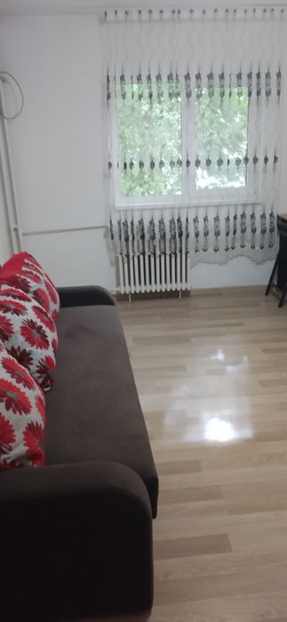 Închiriez apartament cu 2 cam, decom, et.1 zona sud